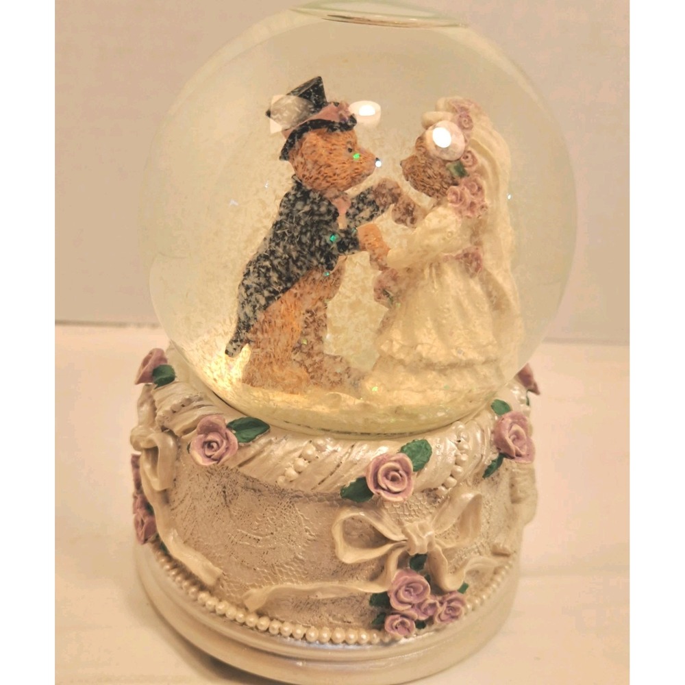 Vintage Avon Bride and Groom Musical Snowglobe Wedding Bears Box Love Story 1996